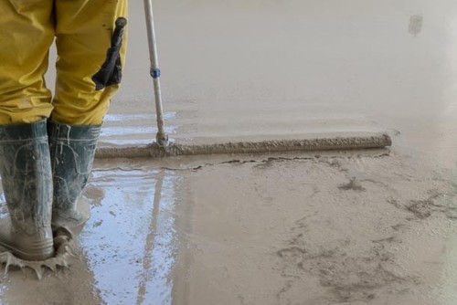 wygładzanie powierzchni płynnego jastrychu cementowego